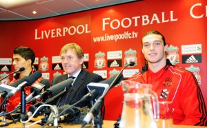 Andy Carroll signs for Liverpool alongside Kenny Dalglish and Luis Suarez © Trinity Mirror
