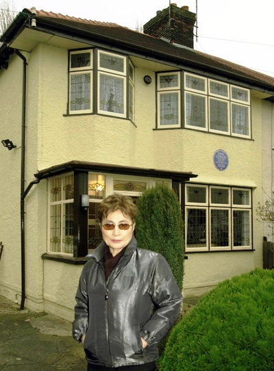 Yoko Ono outside John Lennon's childhood home, Mendips © Trinity Mirror
