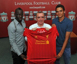 Liverpool Managing Director Ian Ayre (centre) with new signings Mamadou Sakho (left) and Tiago Ilori (right) © Liverpool FC