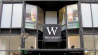 Waterstone's book store on Bold Street closed its doors for the last time on Saturday, with crowds gathering to say their farewells.
