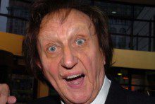 Comedy legend Ken Dodd visited a Mossley Hill pub to present a children’s cancer charity with a cheque.