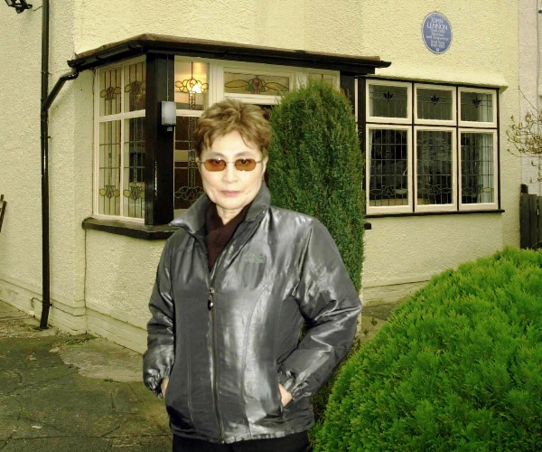 Yoko Ono outside John Lennon’s childhood home, Mendips © Trinity Mirror - JMU Journalism