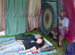 Two people relax by listening to the gong ©Matt Murf