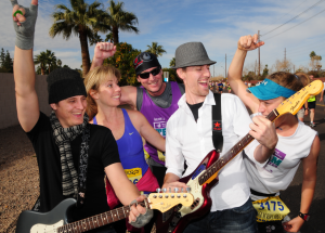 A band and competitors at the Rock 'n' Roll marathon ©Rock 'n' Roll marathon series