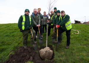 Glendale apprentices with Cllr Steve Munby, Cllr Michelle Corrigan and Jean Smith, one of Dingle's residents who has applied for a plot ©Glendale Liverpool