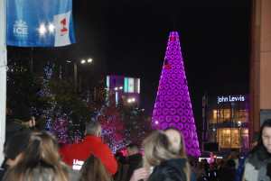 Thousands turn out to watch Christmas tree switch on. Pic © JMU Journalism
