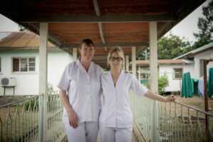 Midwives Delia Jepson (left) and Cheryl Stanley (right) at Kiombi hospital © WaterAid