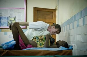 Midwife Delia Jepson assists with the delivery of Elizabeth Kitundu's baby © WaterAid